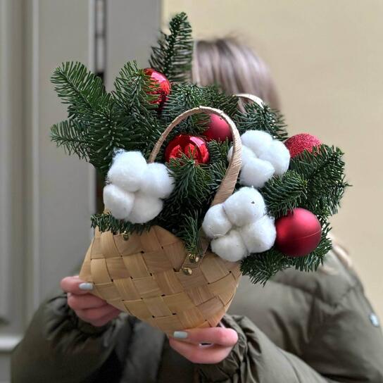 Композиция №144 в плетеной корзинке  с игрушками, хлопком и нобилисом Фото 4