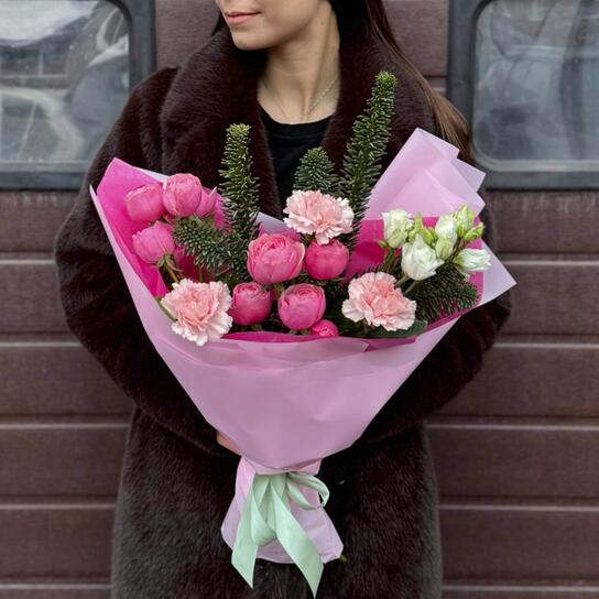 Авторский букет №178 "Зимний салют" из нобилиса и ярких кустовых роз Фото 2