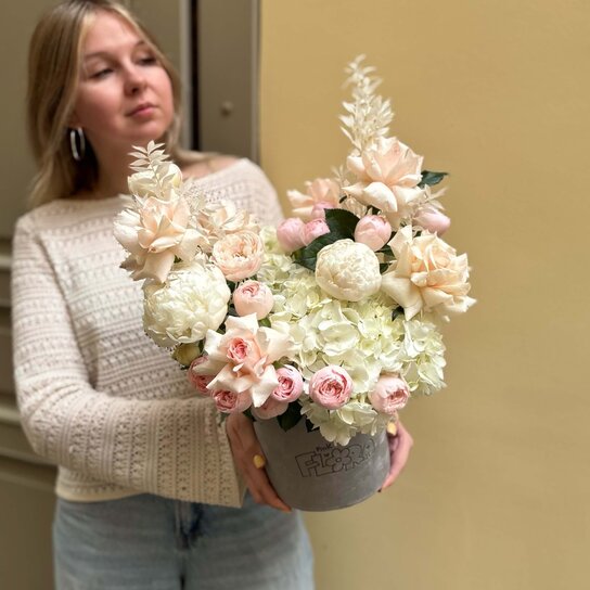 Композиция №188 в бархатной коробочке с пионами, гортензиями и розами