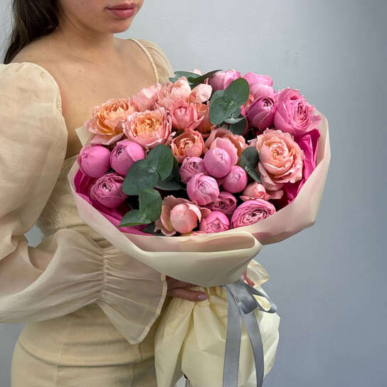 Авторский букет №105 с пионовидными розами и эвкалиптом