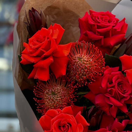 Авторский букет №137 из французских роз, нутана и леукодендрона