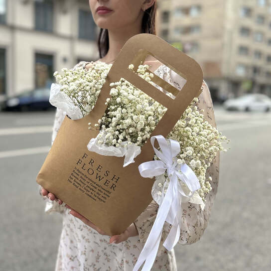 Композиция №109 с воздушной белой гипсофилой в крафтовой сумке, размер M