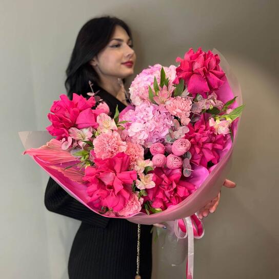 Авторский букет №183 "Малиновый водопад" из роз, гортензий, альстромерий и диантусов Фото 2