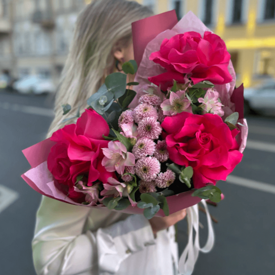 Авторский букет №161 "Алая ягодка" букет из сантини и французской розы Пинк Флойд
