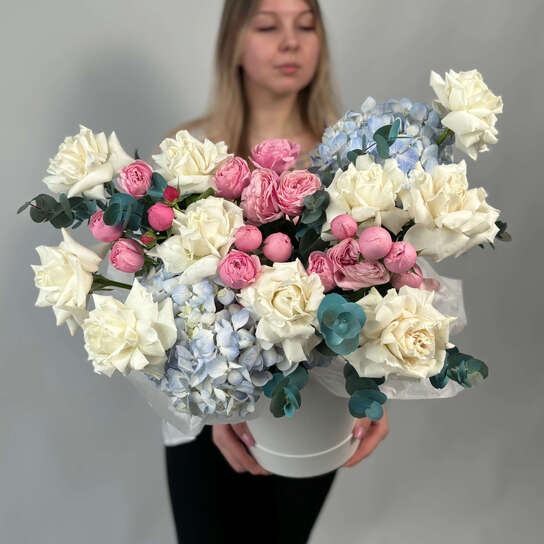 Композиция №126 из французских роз и гортензий