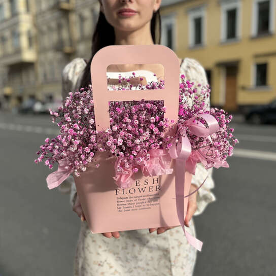 Композиция №112 с воздушной розовой гипсофилой в крафтовой сумке, размер M