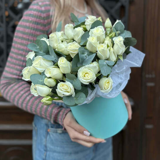 Композиция №119 из белых кустовых роз