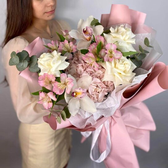 Авторский букет №261 Букет из нежных цветов: орхидеи, французские розы, гортензия Фото 2