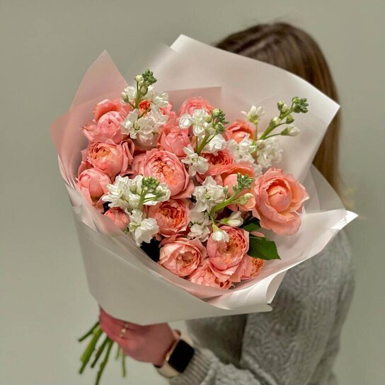 Авторский букет №297 Букет из пионовидных роз и маттиолы