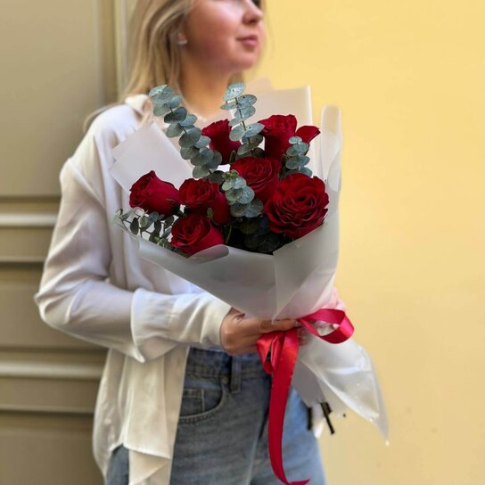 Монобукет №215 из 7 красных роз и эвкалипта