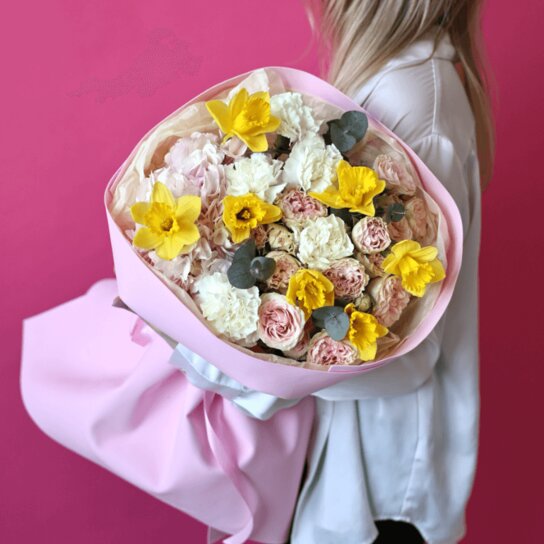 Авторский букет №251 из гортензии, нарциссов и кустовых роз