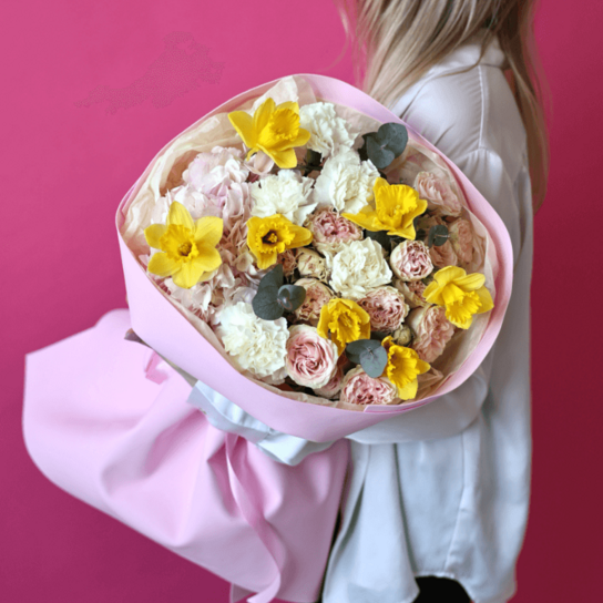 Авторский букет №251 из гортензии, нарциссов и кустовых роз