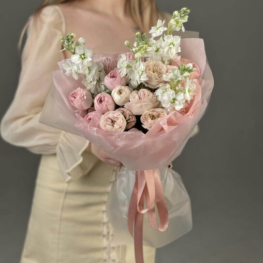 Авторский букет №274 Пионовидные розы и ароматная маттиола