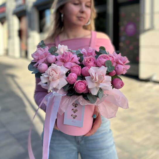 Композиция №192 в шляпной коробочке с розами Фото 3