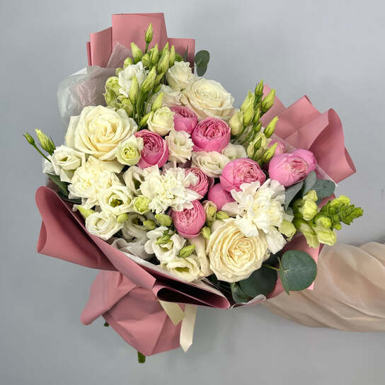 Авторский букет №112 бело-розовый с пионовидной розой
