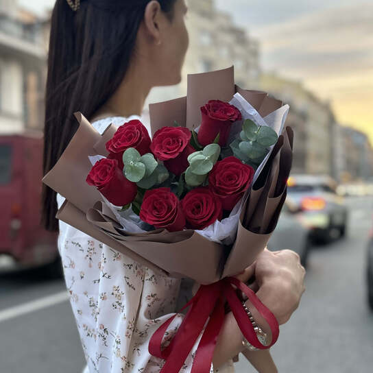 Монобукет №141, 7 красных кенийских роз с эвкалиптом