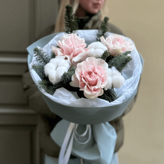 Авторский букет №169 "Ласковый мороз" из розовых роз, нобилиса и хлопка