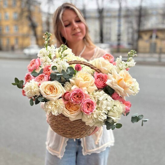 Композиция №167 в плетеной корзине из гортензии, маттиолы, роз и диантусов Фото 2