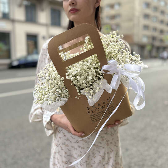 Композиция №109 с воздушной белой гипсофилой в крафтовой сумке, размер M