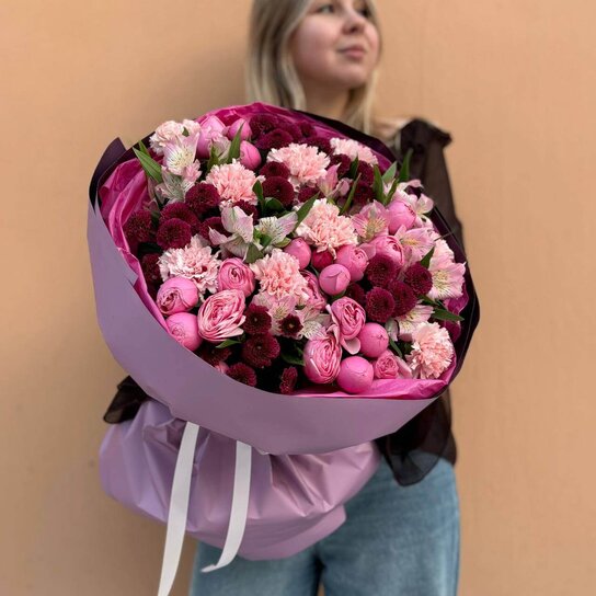 Авторский букет №185 Авторский букет "Ягодный пирог" из кустовых роз, гвоздик и сантини