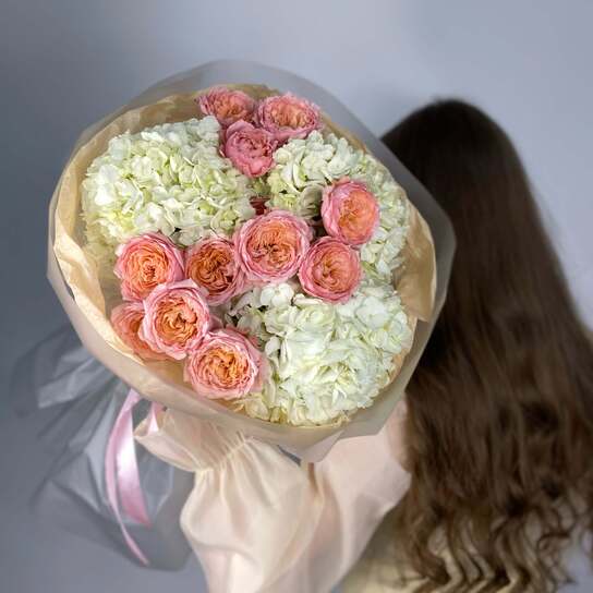 Авторский букет №141 из гортензий пионовидных роз Джульетта