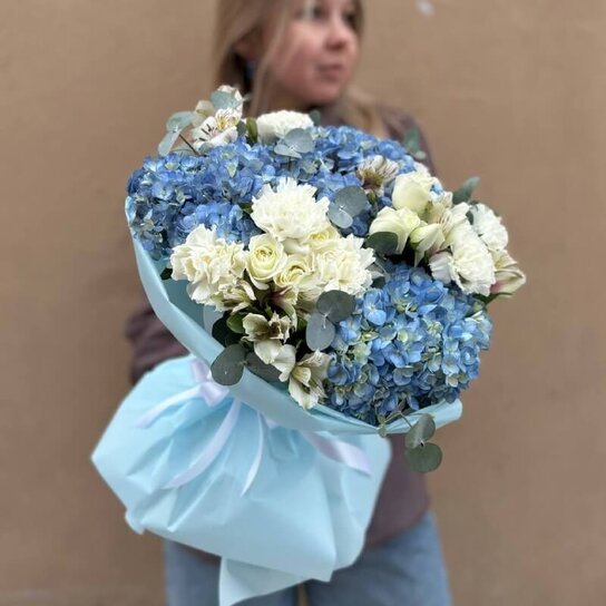 Авторский букет №191 Авторский букет "Небо с облаками" из гортензии, кустовых роз и гвоздик Фото 4