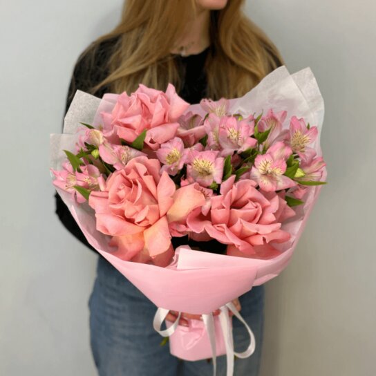 Авторский букет №163 "Розовый бум" авторский букет из роз и альстромерий