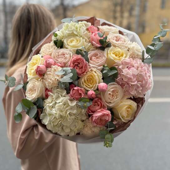 Авторский букет №153 из гортензий, роз, гвоздик и ароматного эвкалипта