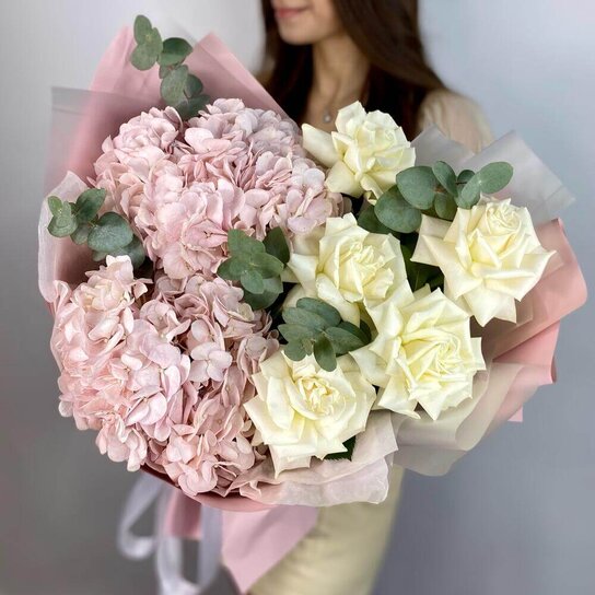 Авторский букет №260 Французские розы и гортензия