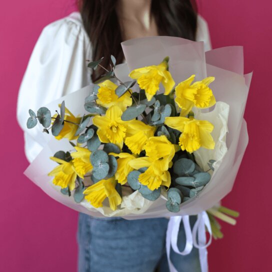 Монобукет №176 из 13 ярких нарциссов с ароматным эвкалиптом