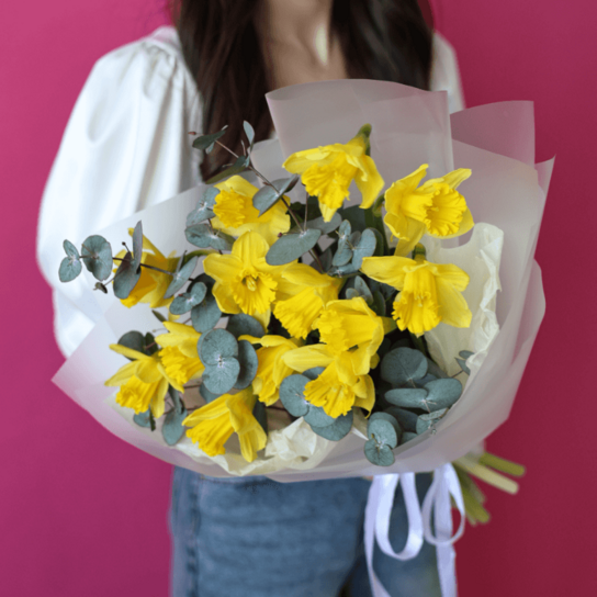 Монобукет №176 из 13 ярких нарциссов с ароматным эвкалиптом