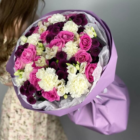 Авторский букет №293 "Черничка" из альстромерий, роз и ягодных сантини