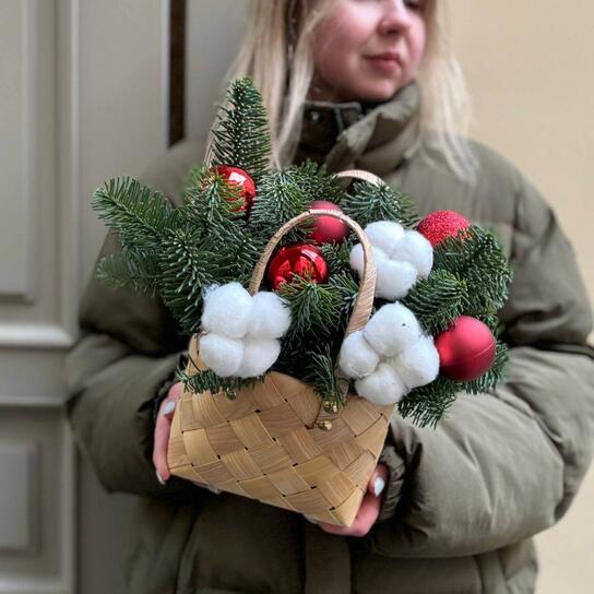 Композиция №144 в плетеной корзинке  с игрушками, хлопком и нобилисом