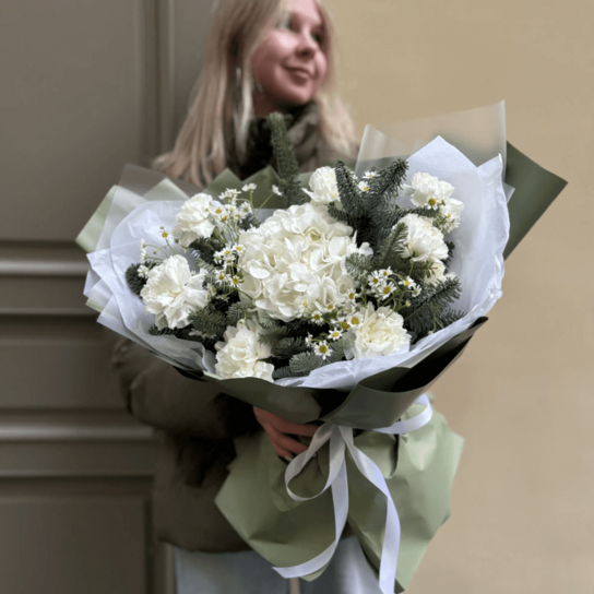 Авторский букет №172 "Льдинка" с гортензией, диантусами, ромашками и нобилисом Фото 2