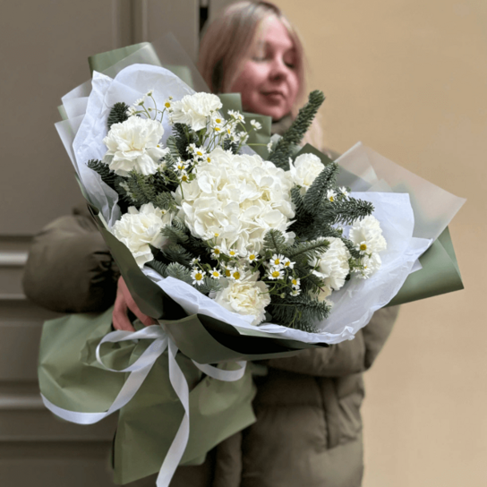 Авторский букет №172 "Льдинка" с гортензией, диантусами, ромашками и нобилисом Фото 3