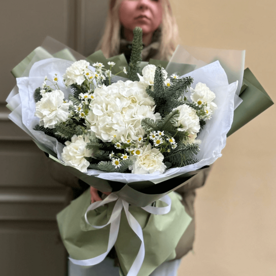Авторский букет №172 "Льдинка" с гортензией, диантусами, ромашками и нобилисом Фото 4