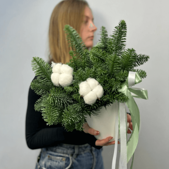 Композиция №139  в шляпной коробке с нобилисом и натуральным хлопком Фото 2