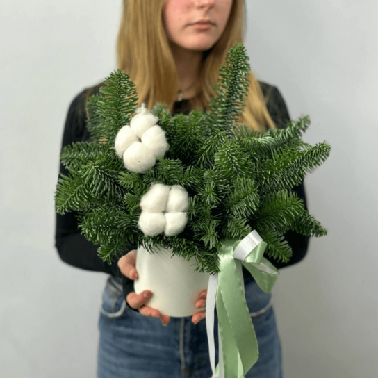 Композиция №139  в шляпной коробке с нобилисом и натуральным хлопком Фото 3