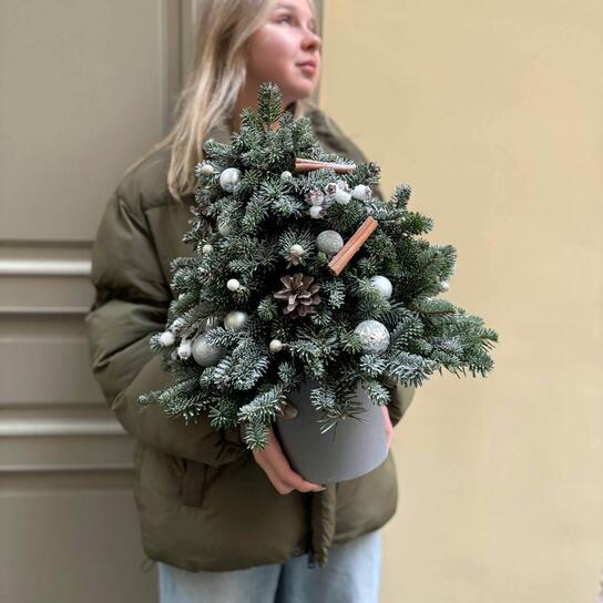 Композиция №140 "Ёлочка" в шляпной коробке из нобилиса, корицы и  игрушек Фото 3