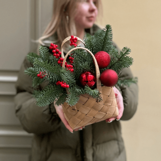 Композиция №143 в плетеной корзинке "Чудеса" с игрушками и нобилисом Фото 2