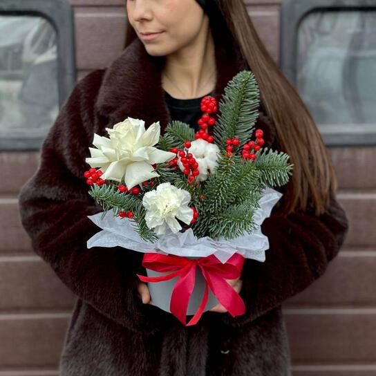 Композиция №146 в шляпной коробке "Снежная горка" с розами, нобилисом и хлопком Фото 3