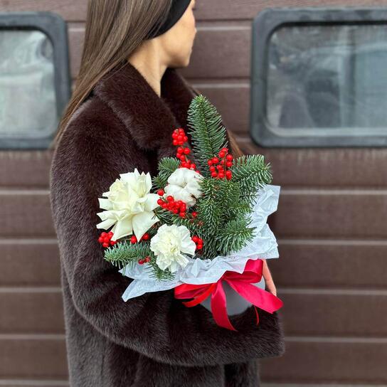 Композиция №146 в шляпной коробке "Снежная горка" с розами, нобилисом и хлопком Фото 4