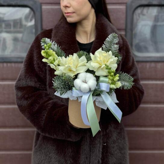 Композиция №147 в шляпной коробке "Весна близко" с розами, нобилисом и львиным зевом Фото 2