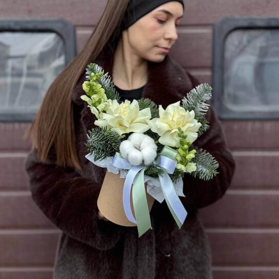 Композиция №147 в шляпной коробке "Весна близко" с розами, нобилисом и львиным зевом Фото 3