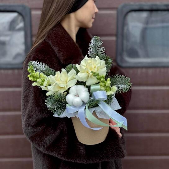 Композиция №147 в шляпной коробке "Весна близко" с розами, нобилисом и львиным зевом Фото 4