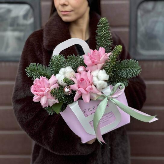 Композиция №148 в крафтовой сумочке с розами и новогодним декором