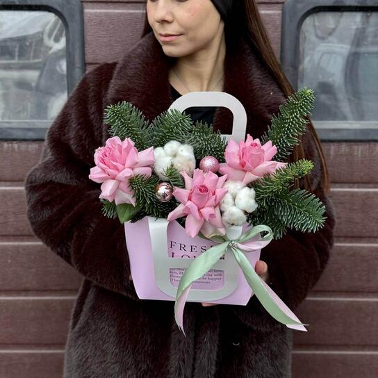 Композиция №148 в крафтовой сумочке с розами и новогодним декором Фото 2