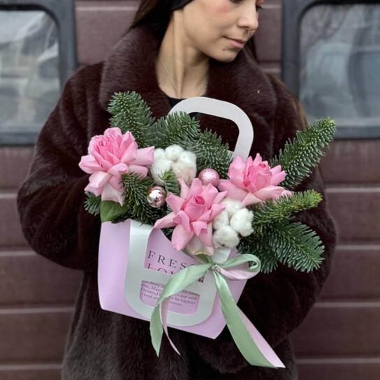 Композиция №148 в крафтовой сумочке с розами и новогодним декором Фото 3