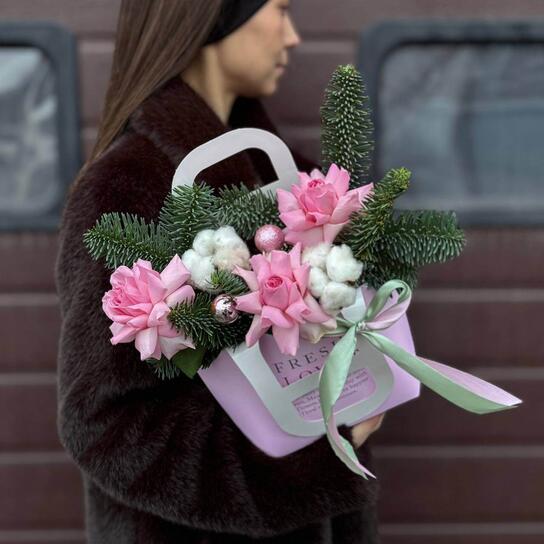 Композиция №148 в крафтовой сумочке с розами и новогодним декором Фото 4