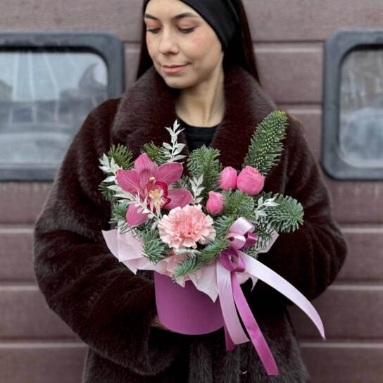 Композиция №149 в шляпной коробке из кустовых роз, орхидей цимбидиум и нобилиса Фото 2